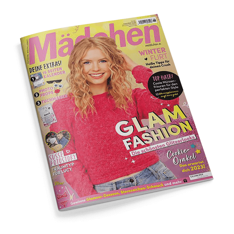 Titelbild der Zeitschrift „Mädchen“ mit einer jungen, blond gelockten weiblichen Person in pinkem Pullover vor gelbem Hintergrund; zentrale Textelemente: „GLAM FASHION – Die schönsten Glitzerlooks“, „WINTER FLIRT – Heiße Tipps für deinen Crush“, „TOP HAIR! Coole Mützenfrisuren“, „SÜSSE FOTOSTORY“, „Cookie-Orakel – Das erwartet dich 2023!“, linke Seite mit Aufzählung: „1. 16 Seiten Kalender, 2. Photo Props, 3. Tuchmaske“.