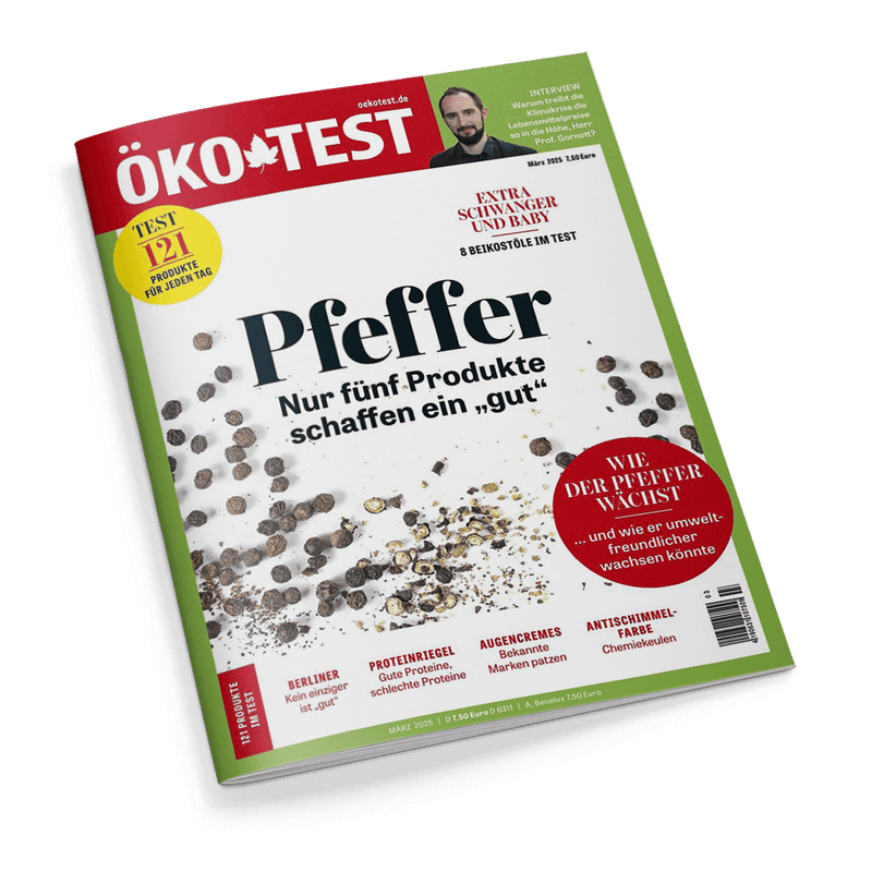 Titelbild der Zeitschrift „ÖKO-TEST“ mit grüner Umrandung und rotem Kopfbereich mit weißem Logo, zentral der schwarze Schriftzug „Pfeffer – Nur fünf Produkte schaffen ein ‚gut‘“ auf weißem Hintergrund mit verstreuten Pfefferkörnern, oben rechts kleines Porträtfoto eines lächelnden Mannes, weitere Texte u. a.: „EXTRA SCHWANGER UND BABY“, „WIE DER PFEFFER WÄCHST“, „PROTEINRIEGEL“, „AUGENCREMES“, „ANTISCHIMMELFARBE“, Ausgabe März 2023.