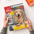 Von zwei Händen gehaltene Zeitschrift „Ein Herz für Tiere“ mit rotem Cover, goldenem Hund, Katzen, Wellensittichen, Pferd, Nagetier und Gorillas. Sichtbare Texte: „Graue Schnauze, goldenes Herz“, „Haustier-Ratgeber – Gesund und fit durch den Herbst“, „Herbst-Spezial“ sowie „Deko & Bastel-Tipps“; im Hintergrund liegen eine orange Schale und ein Tacker.