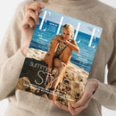 Eine weibliche Person im beigefarbenen Strickpullover hält ein schräg fotografiertes Magazin mit blauem Meer-, Strand- und Titelbild einer sitzenden blonden Frau. Sichtbare Texte: „Jolie“, „AUGUST 2026“, „LOVE IT! 9 Schritte zu richtig gutem Sex“, „BIG SPLASH Die besten Hitze-Hacks“, „DAS SONNEN-HOROSKOP“ und „SOMMER IM STYLE“.