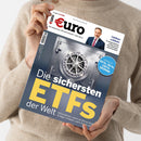 Weibliche Person im beigefarbenen Strickpullover hält ein schräg zur Kamera ausgerichtetes Magazin mit weißem Umschlag und dunkelblau-gelbem Titelbereich. Sichtbare Texte: „euro“, „DAS MAGAZIN FÜR WIRTSCHAFT UND GELD“, „Lindner exklusiv“, „Die sichersten ETFs der Welt“ sowie „GEPRÜFT: 60 %, 90 %, 130 % GEWINN“; auf dem Titel sind ein Tresor und ein Mann im Anzug abgebildet.