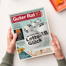 Titelblatt des Verbrauchermagazins „Guter Rat“ mit rotem Logo und der Aufschrift „80 Jahre Guter Rat“. Zentrale Grafik zeigt weiße Lottokugeln mit schwarzen Zahlen auf hellblauem Hintergrund und dem Text „Der Traum vom Lotto-Glück“. Seitliche Schlagzeilen zu Krankenkassen, Verkehrs­kontrolle, Darmgesundheit, Putzrobotern und Goldrausch. Unten rechts eine sitzende, lächelnde weibliche Person in heller Kleidung auf Sofa, daneben Überschrift „Zeigt her eure Füße“.