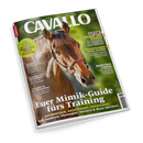 Titelblatt der Zeitschrift „Cavallo“ mit Nahaufnahme eines braunen Pferdes mit Zaumzeug vor grünlichem, unscharfem Hintergrund. Auf der linken Seite gelb markierter Kreis mit Text „Top-Effekte garantiert: Magisches Zirkel-Training“, daneben Überschriften wie „Entspannter Reitersitz“, „Proteine fürs Pferdefutter“ und „Allergien & Insektenschutz“. Weiße Hauptüberschrift unten: „Euer Mimik-Guide fürs Training“.