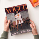 Titelblatt der Zeitschrift „VOGUE Deutsch“ mit einer weiblich gelesenen Person in beigefarbenem Outfit, rosa Mantel, orangen Handschuhen und schwarzen Schuhen, stehend vor einem Außenbereich mit Bistrostühlen und Tischen. Text auf dem Cover: „SIMONE ASHLEY“, „LANGES HAAR RICHTIG PFLEGEN: NEUE TIPPS VOM PROFI“, „WEDDING-SPECIAL: MODERNE BRAUTSLOOKS“ und unten „MAKE IT FASHION – DIE FREUDE AN MODE IST ZURÜCK!“.