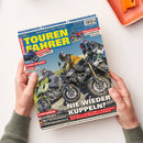 Titelbild der Zeitschrift „Tourenfahrer“ (Ausgabe Juni 2025) mit drei motorradfahrenden Personen in Schutzkleidung und Helmen auf einer Landstraße, blauer Himmel im Hintergrund. Hauptaufschrift „Nie wieder kuppeln?“ in Weiß, weitere sichtbare Texte: „BMW R 1300 RT“, „Honda DCT vs. Yamaha Y-ACT vs. Honda E-Clutch“, „Pennines, Mittelfranken, Nordmeerküste“. Hände halten das Magazin auf hellem Untergrund.
