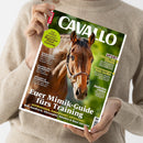 Titelblatt der Zeitschrift „CAVALLO“, gehalten von einer Person in beigem Strickpullover vor neutralem Hintergrund. Im Mittelpunkt ein braunes Pferd mit Trense vor grünlich verschwommenem Naturhintergrund. Schlagzeilen u. a.: „Euer Mimik-Guide fürs Training“, „Dressur vom Feinsten“, „Jagdreiten erleben“ sowie Themen zu Entspannung, Proteinen fürs Pferdefutter und Insektenschutz.