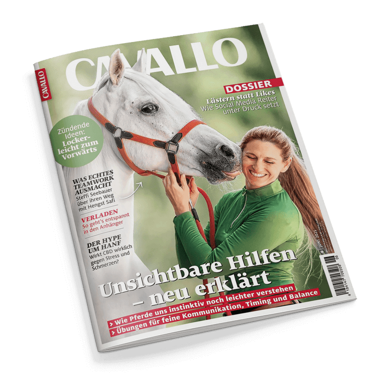 Titelbild der Zeitschrift „CAVALLO“ mit weißem Pferd im roten Halfter links im Vordergrund und lächelnder, langhaariger weiblich gelesener Person in grünem Oberteil rechts daneben; Hintergrund in grünem Farbverlauf. Schlagzeilen u. a.: „Unsichtbare Hilfen – neu erklärt“, „Was echtes Teamwork ausmacht“, „Verladen – so geht’s entspannt“, „Der Hype um Hanf“, „Dossier: Lästern statt Likes – Wie Social Media Reiter unter Druck setzt“.