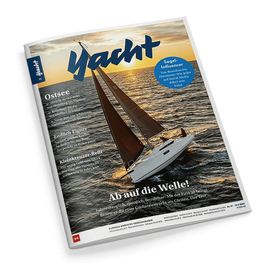 Titelbild der Zeitschrift „Yacht“ mit einem weißen Segelboot bei Sonnenuntergang auf welligem Meer, braunen Segeln und zwei stehenden Personen an Deck; große blaue Überschrift „Yacht“, darunter in Weiß die Titelzeile „Ab auf die Welle!“, weitere Themen wie „Ostsee“, „Endlich Eigner“, „Kleinkreuzer-Refit“ sowie ein blauer Kreis mit dem Text „Segel-Influencer – Vom Bootsbau bis Abenteuer“.