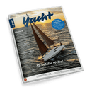 Titelbild der Zeitschrift „Yacht“ mit einem weißen Segelboot bei Sonnenuntergang auf welligem Meer, braunen Segeln und zwei stehenden Personen an Deck; große blaue Überschrift „Yacht“, darunter in Weiß die Titelzeile „Ab auf die Welle!“, weitere Themen wie „Ostsee“, „Endlich Eigner“, „Kleinkreuzer-Refit“ sowie ein blauer Kreis mit dem Text „Segel-Influencer – Vom Bootsbau bis Abenteuer“.