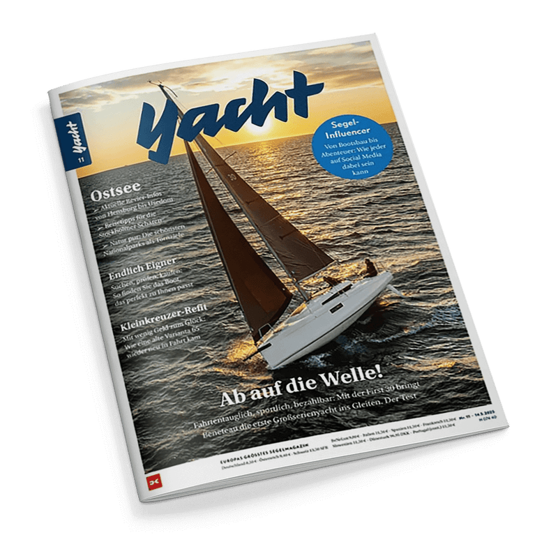 Titelbild der Zeitschrift „Yacht“ mit einem weißen Segelboot bei Sonnenuntergang auf welligem Meer, braunen Segeln und zwei stehenden Personen an Deck; große blaue Überschrift „Yacht“, darunter in Weiß die Titelzeile „Ab auf die Welle!“, weitere Themen wie „Ostsee“, „Endlich Eigner“, „Kleinkreuzer-Refit“ sowie ein blauer Kreis mit dem Text „Segel-Influencer – Vom Bootsbau bis Abenteuer“.