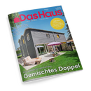Titelblatt der Zeitschrift „Das Haus“ mit blauem Hintergrund und großem Foto eines modernen zweigeschossigen Doppelhauses mit grauer Holzfassade, Terrasse, Gartenmöbeln und zwei Sonnenschirmen. Textaufschriften: „Bauen – Wohnen – Schöner leben“, „Klug geplant für zwei Familien – Gemischtes Doppel“ sowie Themenhinweise zu Hausgeräten, Expertentipps und Tomaten-Anbautipps im gelben Kreis.