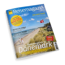 Titelblatt des „ADAC Reisemagazin“ mit Foto eines Sandstrands in Dänemark, rechts eine kleine Holzhütte mit dänischer Flagge, links ein Paar in heller Kleidung beim Gehen am Wasser, oben blauer Himmel mit weißen Wolken. Aufdrucke: „Sommerglück in Dänemark“, „Kärnten neu erleben“, „Traumreise: Kanada“, gelber Kreis mit „Coolcation Urlaub ohne Hitze“ und rotes Feld mit „1500 € Ferienhaus-Gutschein gewinnen“.