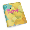 Schräg fotografiertes Magazin mit türkisfarbenem Hintergrund und überlappenden gelben, orangefarbenen und grünen organischen Formen, weißen Linien und kleinen Sternsymbolen. Auf dem Cover stehen „flow“ in großen pinkfarbenen Buchstaben sowie „Do what you love and start today.“; darüber befindet sich eine kleine stilisierte Person.