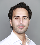 Kopfporträt eines Mannes mit dunklem Haar und kurzem Bart.