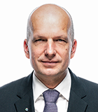 Porträt eines Mannes im Anzug.