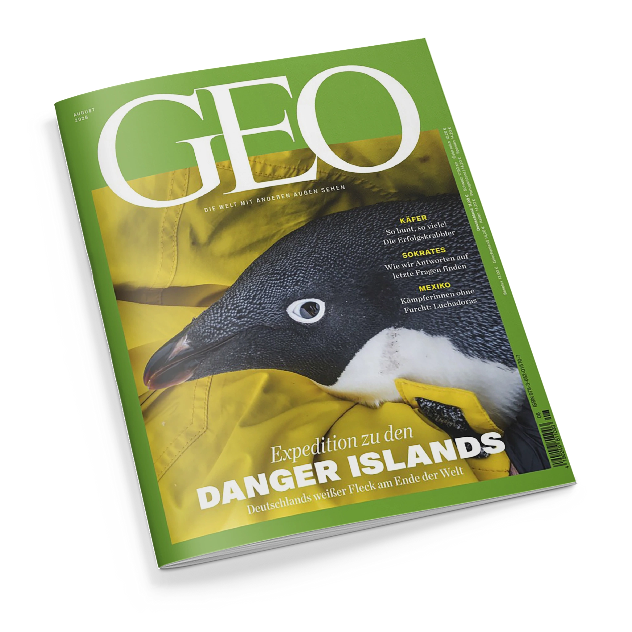 Schräg fotografiertes GEO-Magazin mit grünem Rand und schwarzem Hintergrund. Auf dem Cover sind ein schwarz-weißer Pinguin vor gelber Kleidung sowie die Texte „AUGUST 2025“, „DIE WELT MIT ANDEREN AUGEN SEHEN“, „KÄFER“, „SOKRATES“, „MEXIKO“ und der Titel „Expedition zu den DANGER ISLANDS – Deutschlands weißer Fleck am Ende der Welt“ zu erkennen.