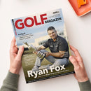 „GOLF MAGAZIN“, September 2026, liegt schräg auf einem weißen Tisch und wird von zwei Händen gehalten; auf dem Cover sitzt ein männlicher Golfer mit Pokal. Sichtbare Texte: „Ryan Fox“, „The Open 2026“, „Der erste Major-Sieg des Neuseeländers“, „Profigolf“, „Vorschau: Solheim Cup“, „BMW International Open“, „German Challenge“, „Reise“, „Training: Schwere Lagen einfach meistern“ und „Golf in Schottland“.