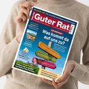 Weibliche Person in hellem Strickpullover hält eine schräg abgebildete Zeitschrift mit blau-rotem Cover. Lesbare Texte: „Guter Rat“, „Geldanlage – Die neue Börsenblase und die Folgen“, „Was kommt da auf uns zu?“, „Reformpaket“, „Bye-bye, Bargeld?“, „Sonne & günstig“, „Sommerleckerei“, „Heckenscheren im Vergleich“ und „Wärmepumpenförderung“.