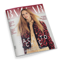 Schräg fotografierte, aufgeschlagene Zeitschrift „Harper’s BAZAAR“ mit glänzendem Papier auf schwarzem Hintergrund. Auf dem Cover ist eine weibliche Person mit langem, welligem blondbraunem Haar in beigem Hemd und dunkelblauem, rot gemustertem Blazer abgebildet; sichtbare Texte: „BACK TO CHIC“, „DAS BESTE AUS DEN NEUEN KOLLEKTIONEN“, „PFLICHTLEKTÜRE SMART IST DAS NEUE SEXY“, „IM INTERVIEW ROSALÍA ÜBER EUPHORIE“, „KUNST, KULTUR, KULINARIK“ und „EINE ODE AN VENEDIG“.