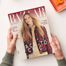 Auf weißer Fläche halten zwei Hände ein schräg liegendes Magazin „Harper’s BAZAAR“ mit dem Schriftzug „BACK TO CHIC“. Das Cover zeigt eine weibliche Person mit langen, gewellten hellbraunen Haaren in floral gemusterter Jacke; sichtbar sind außerdem „KUNST, KULTUR, KULINARIK“, „EINE ODE AN VENEDIG“, „PFLICHTLEKTÜRE SMART IST DAS NEUE SEXY“ und „DAS BESTE AUS DEN NEUEN KOLLEKTIONEN“.