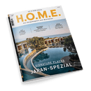 Titelbild der Designzeitschrift „H.O.M.E.“ (August 2025) mit dem Schwerpunkt „JAPAN-SPEZIAL – Signature Places“. Abgebildet ist eine moderne Hotelanlage mit flachen Gebäuden in Natursteinoptik, großen Fensterfronten und geschwungener Poollandschaft vor Meereskulisse. Weitere Titelthemen: „AUF SCHIENE – Luxuszüge weltweit“, „BLENDED TRAVEL – Arbeiten, wo andere Urlaub machen“ und „NEUE YACHTEN – Wohnen auf dem Wasser“.