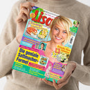 Weibliche Person im beigefarbenen Strickpullover hält eine schräg fotografierte Zeitschrift mit dem roten Titel „Lisa“ in beiden Händen. Das farbenfrohe Cover zeigt eine blonde Frau sowie Texte wie „Mit Liebe gemacht!“, „Fruchtige Joghurt-Torten“, „Ist Ihre Lymphe im Fluss?“, „Die geniale Sattmacher-Formel“, „Achtung Abzocke!“, „Frische fürs Zuhause“ und „Backen macht uns glücklich“.