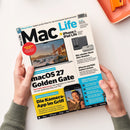Zwei Hände halten auf weißer Fläche schräg die Zeitschrift „Mac Life“ mit cremefarbenem Cover, schwarzer, türkiser, gelber und roter Gestaltung. Lesbare Texte sind „iPhone Ultra: Apples große Pläne für das kommende Spitzenmodell“, „+ iPhone & iPad Life“, „macOS 27 Golden Gate“, „Nie wieder fiese Abo-Kosten“, „iPhone perfekt beherrschen“ und „Die Kamera-App im Griff“; oben rechts liegt ein orangefarbenes Tablett.