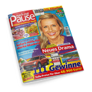 Schräg abgebildetes, glänzendes Cover der Zeitschrift „Pause“ vor schwarzem Hintergrund mit blau-roter Gestaltung und dem Titel „Rätsel Gewinne Spaß“. Eine blonde Frau im Porträt steht im Mittelpunkt; sichtbar sind außerdem Texte wie „Kostenloser XXL-Rätselteil“, „Neues Drama“, „Andrea Kiewel“, „Sofort-Hilfe für starke Muskeln“, „Kuchen ohne Backen“ und „Wellness-Urlaub“ sowie Bilder eines roten Autos, Grills, Kuchens, Salats, Strands und Euro-Banknoten.
