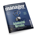 Schräg fotografierte Ausgabe des Magazins „manager magazin“ mit dunkelblauem Cover und silbernem Mercedes-Stern als zentralem Motiv. Sichtbare Texte: „Rüstungs-ETFs – Wo sich der Einstieg noch lohnt“, „KI-Duell: Wie Anthropic OpenAI überholt“, „Qiagen: Der Biotech-Pionier stürzt ab“, „Klaus-Michael Kühne: Ein Patriarch im Kaufrausch“ sowie „Schadenfall Mercedes – Wie Ola Källenius die Edelmarke abwirtschaftet“.