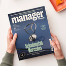 Blaues „manager magazin“-Cover mit großem Mercedes-Stern, gehalten von zwei Händen einer nicht näher bestimmbaren Person. Sichtbare Texte: „Rüstungs-ETFs: Wo sich der Einstieg noch lohnt“, „KI-Duell: Wie Anthropic OpenAI überholt“, „Qiagen: Der Biotech-Pionier stürzt ab“, „Klaus-Michael Kühne: Ein Patriarch im Kaufrausch“ und „Schadensfall Mercedes“. Im Hintergrund liegen ein orangefarbenes Notebook und ein orangefarbener Locher.
