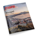 Schräg fotografiertes Magazin „mare – Die Zeitschrift der Meere“ mit weißem Seitenrand vor schwarzem Hintergrund. Das Cover zeigt eine Küstenstadt mit dicht bebauten Häusern, Straßen, Hafenanlagen und Booten an einer Bucht; im Hintergrund liegen Berge unter blaurosa Himmel. Sichtbare Texte: „Neapel“, „Königin des Südens“, „Deep Talk: Wie Wale telefonieren“, „Mississippi-Delta: Der Blues der Cajuns“ und „‚Cap Arcona‘: Die vergessene Katastrophe in der Lübecker Bucht“.