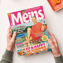 Schräg gehaltenes Magazin „Meins“ mit pinkem Titel, in den Händen einer Person mit grauen Strickärmeln. Das Cover zeigt eine ältere blonde Frau im roten Oberteil am Wasser sowie die Texte „Wir haben die HAARE schön …“, „Tolle Frisuren für Locken“, „SCHMERZFREI auch ohne OP“ und „FIT & HAPPY IM SOMMER“; oben rechts liegt ein orangefarbenes Tablett.