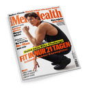 Schräg fotografierte Ausgabe des Magazins „Men’s Health“ mit weißem Cover und orange-schwarzer Typografie. Darauf ein männliches Model in schwarzem ärmellosem Oberteil und schwarzer Hose in hockender Position sowie die Texte „Selbst-Check: Bin ich schon wie mein Vater?“, „Fit in nur 21 Tagen“, „Schlanker, stärker & beweglicher“, „Das stärkt dein Herz“ und „PLUS Padel-Tennis, Protein-Shakes, Jacken-Trends“.