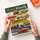 Schräg liegende Zeitschrift „Motor Klassik“ mit Logo „auto motor sport“, gehalten von zwei Händen einer nicht erkennbaren Person. Das Cover zeigt mehrere Oldtimer und Cabrios auf gelbem Hintergrund sowie die Texte „Rekorde und Rabatte“, „CABRIOLETS“, „Genießen Sie jeden Sonnenstrahl!“, „Porsche 911“, „VW Golf I“, „Ford Galaxie 500“, „Fiat Dino Spider“ und „Mercedes CLK“.
