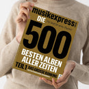 Person ohne sichtbares Gesicht hält eine schräg geneigte Zeitschrift mit braunem Cover vor einem cremefarbenen Strickpullover. Lesbare Texte: „musikexpress“, „DIE“, „Viel Stoff für deine Playlist!“, „500 BESTEN ALBEN ALLER ZEITEN“, „TEIL 1 DAS GROSSE RANKING“ und „ALLE PLATTEN NEU GEHÖRT, NEU BEWERTET“.