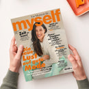 Schräg von oben fotografierte Zeitschrift „myself“, von zwei Händen gehalten. Auf dem Cover: eine lächelnde weibliche Person mit langen dunklen Haaren, orangefarbene und schwarze Überschriften sowie die Texte „Ein Moment für …“, „Zeit zu lesen!“, „WOW, bin ICH das?“, „Paare begegnen sich selten wirklich“ und „Die neue LUST auf gute Mode“; oben rechts liegt ein orangefarbenes Tablett.