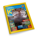 Schräg fotografiertes „National Geographic“-Magazin mit gelbem Rand vor schwarzem Hintergrund; auf dem Cover eine Nahaufnahme eines braun-weiß gefleckten Kugelfischs mit großen Augen. Sichtbare Texte: „COOLE FAKTEN“, „Verrückt oder wahr!“, „GECKOS: Kopfüber auf Insektenjagd!“, „SCHIFFSWRACKS: Schätze unter Wasser!“, „SOMMER“, „SCHOKOLADE“ und „tolle POSTER“.