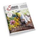 Schräg fotografiertes, weißes Servus-Magazin mit dem Titel „Servus – einfach gut leben“. Auf dem Cover liegen ein gelber Becher, drei gerollte weiße Stoffservietten und ein Blumenstrauß mit gelben, rosa und orangefarbenen Blüten auf einem Holztisch; Texte: „BALSAM FÜR DIE SEELE“, „Wie uns die Natur mehr Lebensfreude schenkt“, „Der beste Kaiserschmarrn der Welt“ und „Gartenbesuch im Salzburger Land“.