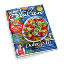 Schräg dargestellte Titelseite des Kochmagazins „so isst Italien“ auf schwarzem Hintergrund, mit weißem Rand, großem Teller mit Tomaten, Paprika, roten Zwiebeln, Basilikum, Mozzarella und aufgeschnittenen grünen Rouladen sowie einer Gabel rechts. Sichtbare Texte: „94 geniale Rezepte“, „Dolce Vita auf dem Teller!“, „Italienische Urlaubsküche“ und „Pomodori!“; unten links eine Frau mit rosa Schürze.