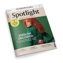 Schräg liegendes Magazincover „Spotlight“ von „ZEIT SPRACHEN“ mit glänzender Oberfläche auf schwarzem Hintergrund. Eine weibliche Person mit lockigem rotem Haar und grünem Oberteil hält einen Gegenstand mit britischer Flagge; sichtbar sind „ENGLISCH“, „Das Magazin zur englischsprachigen Welt“, „ENGLISH DECODED“, „Canada – A Better USA?“, „Sri Lanka“, „The Blues“ und „Milk-Float Memories“.