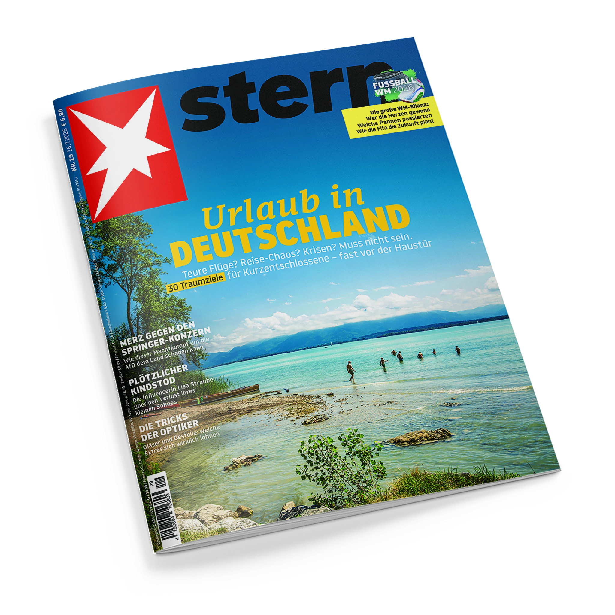 Schräg auf schwarzem Hintergrund liegendes „stern“-Magazin mit blauem Cover, rotem Feld und weißem Sternsymbol oben links. Das Titelbild zeigt einen See mit Bergen, Wolken, Bäumen, Felsen und mehreren badenden Personen; sichtbare Texte: „Urlaub in DEUTSCHLAND“, „30 Traumziele für Kurzentschlossene“, „FUSSBALL WM 2026“ sowie „Die große WM-Bilanz“.
