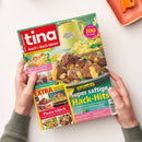 Hochformatiges Magazin „tina Koch & Back-Ideen“ mit türkisfarbener, roter, gelber und pinker Gestaltung, gehalten von zwei Händen auf weißer Oberfläche. Das Cover zeigt Hackgerichte, Kartoffelsalat, Kuchen und weitere Speisen sowie die Texte „GENUSS FÜR JEDEN TAG“, „MEHR ALS 100 Rezepte“, „Super saftige Hack-Hits“, „Pasta-Glück“ und „Süßes mit Schuss“.