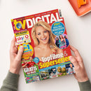 Rote TV-Zeitschrift „TV DIGITAL“ liegt schräg auf einem weißen Tisch und wird von zwei Händen einer nicht näher bestimmbaren Person gehalten; daneben liegt oben rechts ein orangefarbener Hefter. Sichtbare Texte: „14 Tage TV & Streaming“, „22. Aug.–4. Sept. 2026“, „Plus: Hits der Mediatheken 100% gratis streamen“, „Topfilme & Superserien“ und „GRATIS im Heft“.