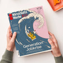 Auf weißer Fläche hält eine Person mit beiden Händen eine schräg liegende, blau-rosa Wirtschaftszeitschrift mit der Aufschrift „Wirtschafts Woche“ und „Generation Jobkrise“; die Illustration zeigt eine gezeichnete männliche Person auf einem gelben Brett in einer großen Welle. Sichtbare Texte: „Portfolio: Taugen Faktor-ETFs als Absicherung?“, „Maschinenbau: Chinesische Hersteller blasen zum Angriff“ und „14. August 2026“; oben rechts liegt ein teilweise sichtbarer orangefarbener Gegenstand.