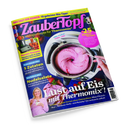 Schräg fotografierte Zeitschrift „ZauberTopf“ mit dunkelblauem Cover, pinker, gelber und weißer Schrift sowie Erdbeeren im Hintergrund. Zentral steht ein Thermomix mit Schüssel voller pinker Eismasse und Löffel; unten links hält eine weibliche Person ein Dessert. Sichtbare Texte: „Lieblingsrezepte für Thermomix“, „Lust auf Eis mit Thermomix!“, „Nudelsalate“ und „5 Zutaten“.